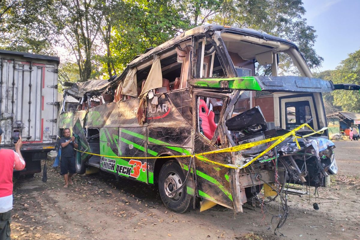 Kecelakaan bus pariwisata yang membawa rombongan SMK Lingga Kencana Depok