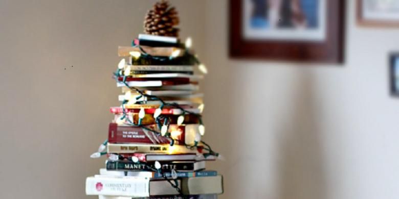 Pohon Natal dari tumpukan buku tebal.