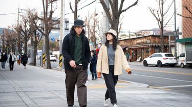 Jasa Teman Jalan, Diminati Orang Kesepian dan Pamer Pasangan