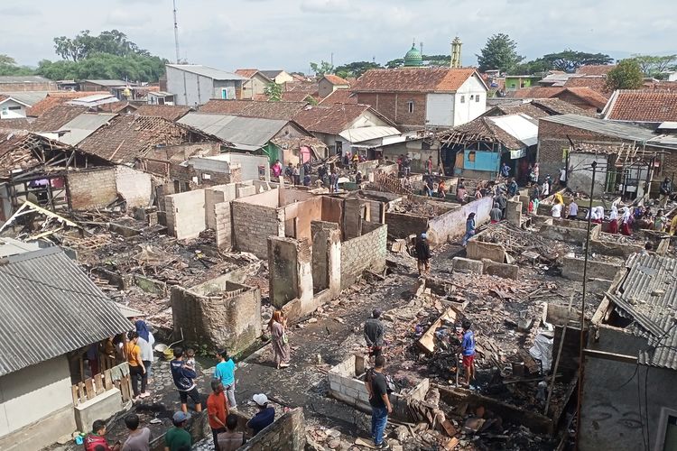 Sebanyak 9 unit mobil pemadam kebakaran diterjunkan untuk memadamkan api yang melahap pemukiman warga di Kampung Kebon Kalapa, Desa Sukamenak, Kecamatan Margahayu, Kabupaten Bandung, Jawa Barat, pada Senin (6/2/2023).Mobil pemadam kebakaran kesulitan untuk memasuki pemukiman warga tersebut, lantaran lokasi tersebut sangat padat penduduk.