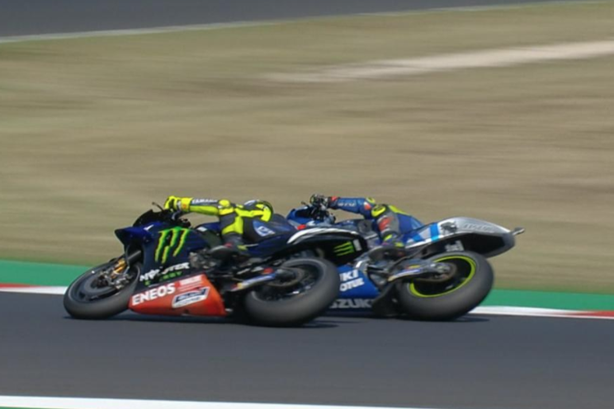 Valentino Rossi yang disusul oleh Joan Mir pada tikungan ke 10