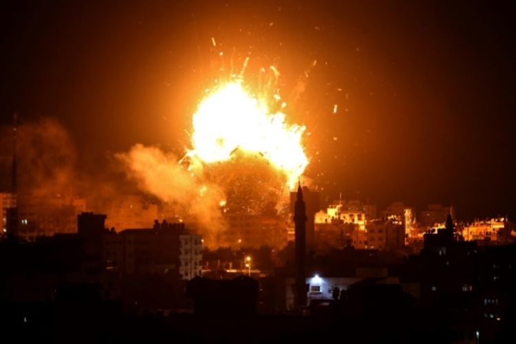 Gedung stasiun televisi yang dikelola Hamas Al-Aqsa di Gaza City terkena serangan udara militer Israel, Senin (12/11/2018). (AFP/Bashar Taleb)