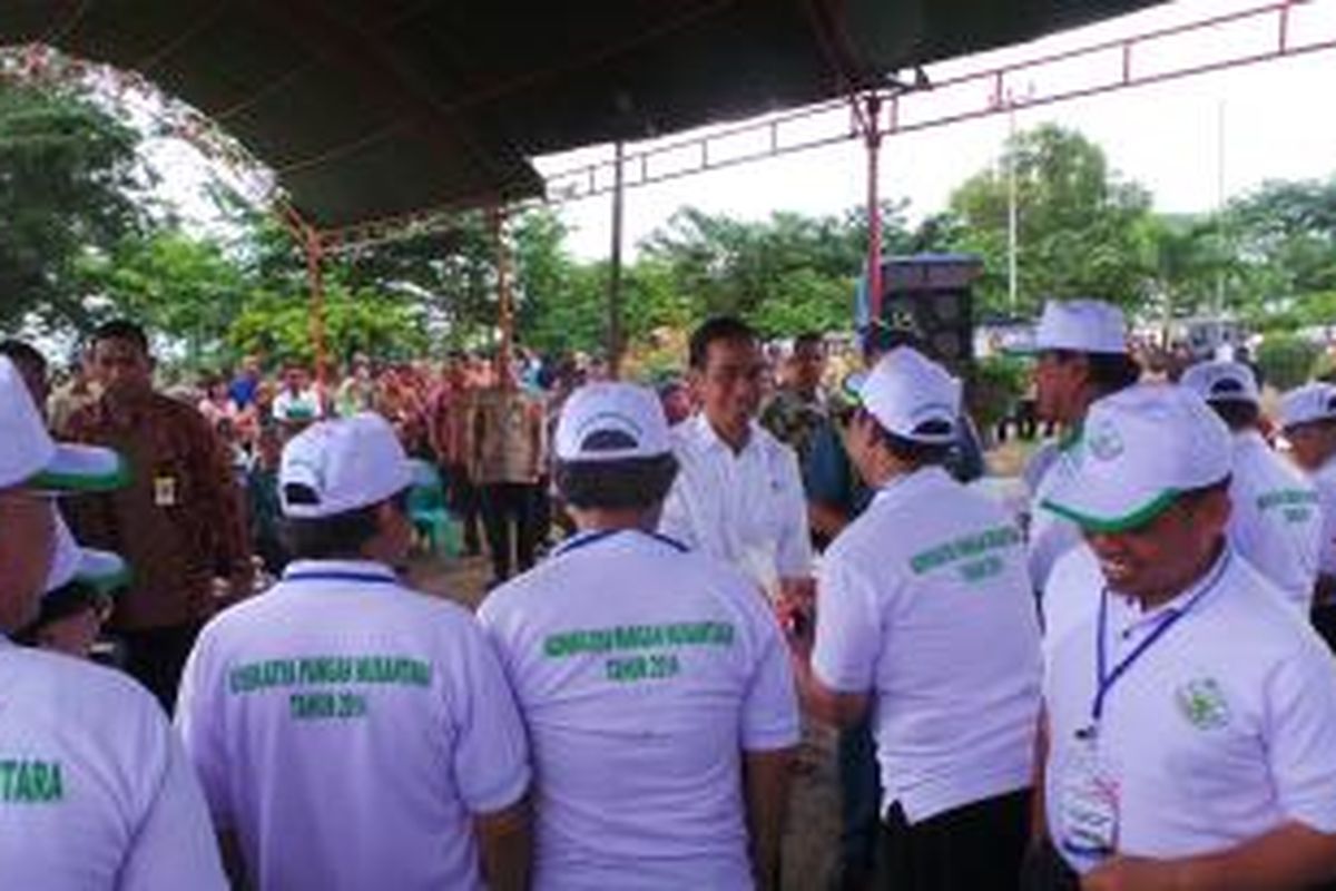Presiden Joko Widodo Memberikan Penghargaan kepada para petani dan nelayan di Subang