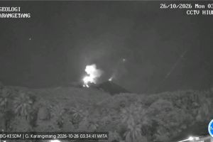 Suara Gemuruh Terdengar, Gunung Karangetang Semburkan Lava Pijar