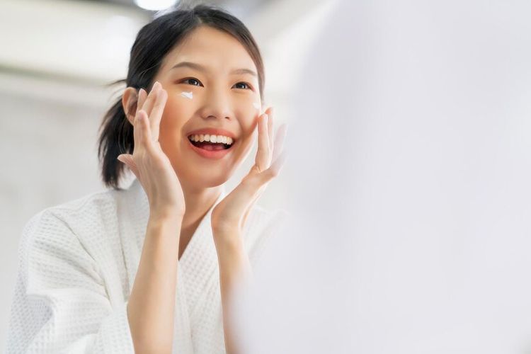 Ilustrasi perempuan korea sedang skincare, freepik.com