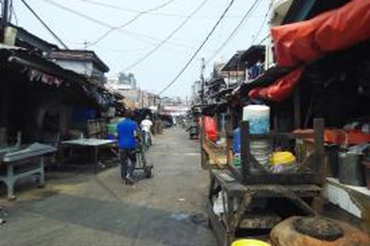 Suasana kawasan luar Pasar Karang Anyar pada Selasa (15/9). Pemkot Jakarta Pusat akan membongkar sisi luar pasar ini karena dinilai berada diatas saluran air.