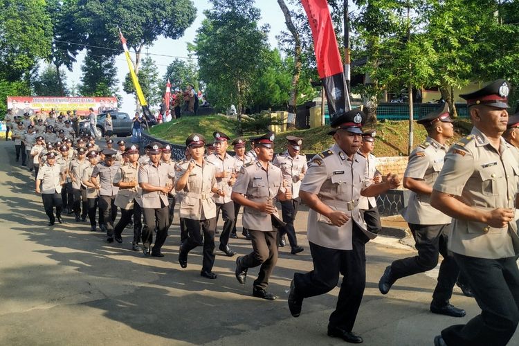 Ribuan siswa Setukpa Polri berlari dari lapang upacara menuju gedung pertemuan di Setukpa Polri, Sukabumi, Jawa Baray, Selasa (3/3/2020).