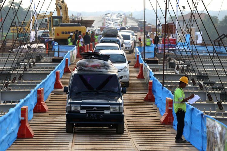 Kendaraan pemudik melintasi Jembatan Kalikuto di ruas tol fungsional Batang-Semarang, Jawa Tengah, Rabu (13/6/2018). Menteri Pekerjaan Umum dan Perumahan Rakyat (PUPR) Basuki Hadimuljono meresmikan jembatan tersebut untuk dilalui kendaraan pemudik menuju ke Semarang, Solo, Surabaya dan sekitarnya tanpa keluar di exit Gringsing.