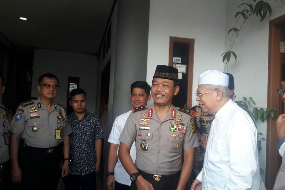 Kapolda Metro Jaya Irjen Idham Azis saat berkunjung ke rumah Ketua MUI Maruf Amin di Koja, Jakarta Utara, Senin (31/7/2017).