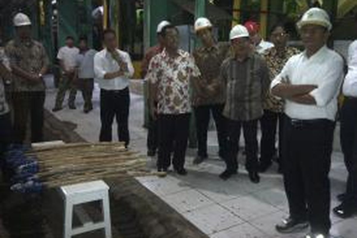 Menteri BUMN Dahlan Iskan, saat membuka giling tebu perdana di Pabrik Gula (PG) Krebet Baru, Kabupaten Malang, Jawa Timur, Minggu (11/5/2014).