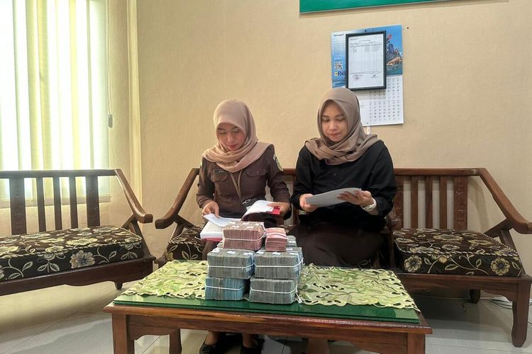 Kejaksaan Negeri (Kejari) Lhokseumawe, Provinsi Aceh, kembali menerima pengembalian uang diduga berasal hasil Korupsi PT Rumah Sakit Arun Lhoksuemawe Rabu (14/6/2023).