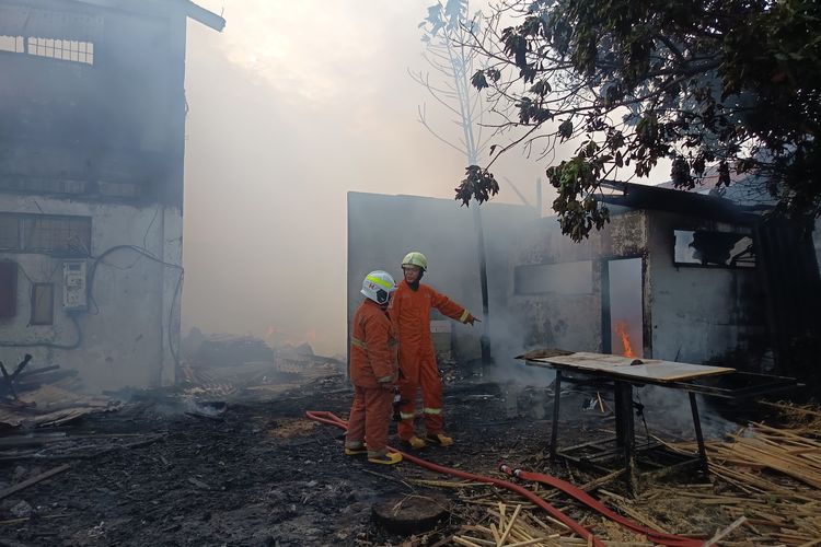Kebakaran di Tanah Tinggi Tangerang, Api Membesar Cepat dari Tumpukan Kayu