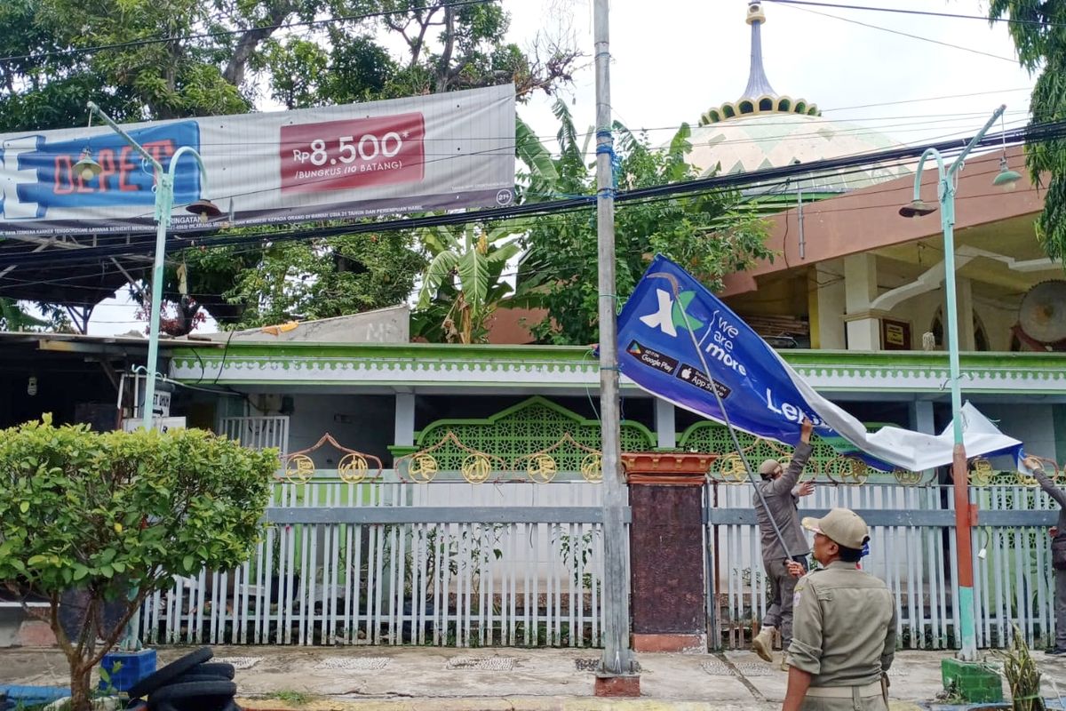 Satpol-PP Bangkalan menertibkan reklame 