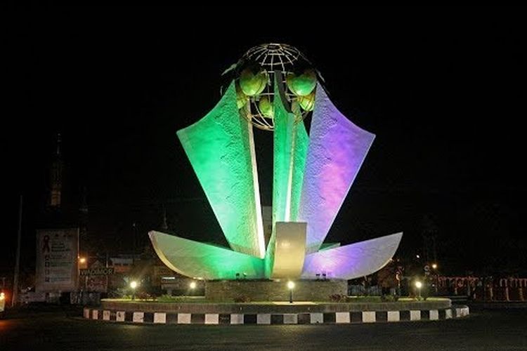Tugu Mangga Indramayu, salah satu ikon Kabupaten Indramayu.