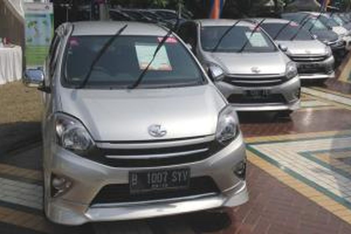 Mobil murah Agya saat di pajang di Acara Weekend Surprise yang diselenggarakan mobil88 di Parkir Timur Senayan