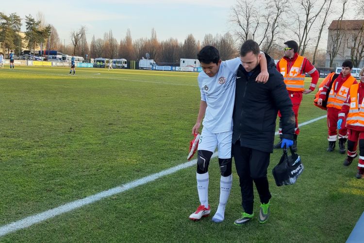 Ferdiansyah mengalami cedera dan harus ditarik keluar saat laga Garuda Select vs Tim U-17 Inter Milan yang berlangsung di Suning Youth Development Centre, Milan, Rabu (22/1/2020).