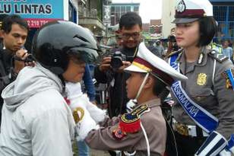 Polisi cilik dari Polres Tasikmalaya sedang beraksi mengikuti operasi simpatik di kawasan Jalan Singaparna, Kabupaten Tasikmalaya, Senin (21/3/2016) pagi. 