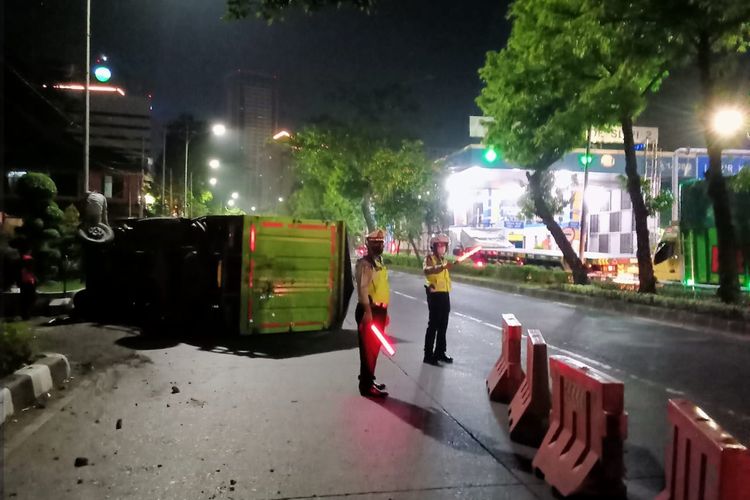 Sebuah truk  barang bernomor polisi B 9309 UXV terguling di Jalan S Parman  dekat Mapolres Jakarta Barat, Slipi, Palmerah Jakarta Barat, pada Rabu (1/6/2022). 