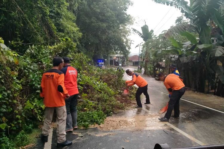 Petugas dari Badan Penanggulangan Bencana Daerah (BPBD) Kabupaten Pamekasan membersihkan tanah longsor di Desa Tampojung Pregi, Kecamatan Waru, akibat hujan deras selama 2 hari bertubi-tubi.