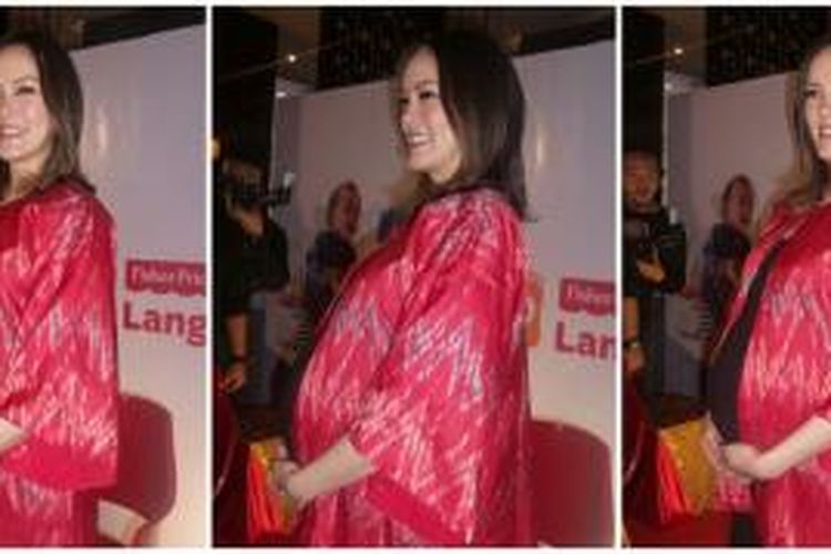 Pembawa acara, artis peran, dan model Cathy Sharon dalam jumpa pers Fisher-Price di Mall Gandaria City, Jakarta Selatan, Rabu (16/9/2015).