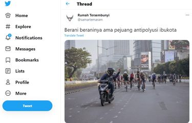 Tangkapan layar foto pengendara motor diduga pelat AA yang sedang mengacungkan jari tengah ke rombongan pesepeda.