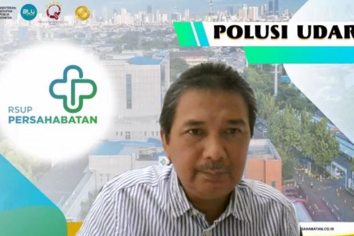 Direktur Utama RSUP Persahabatan sekaligus Dokter Spesialis Paru, Agus Dwi Susanto memaparkan bahaya polusi udara dalam konferensi pers secara daring di Jakarta, Rabu (23/8/2023).