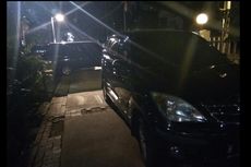 Malam Hari, Trotoar di Jalan Kebon Sirih Dipakai untuk Parkir Mobil