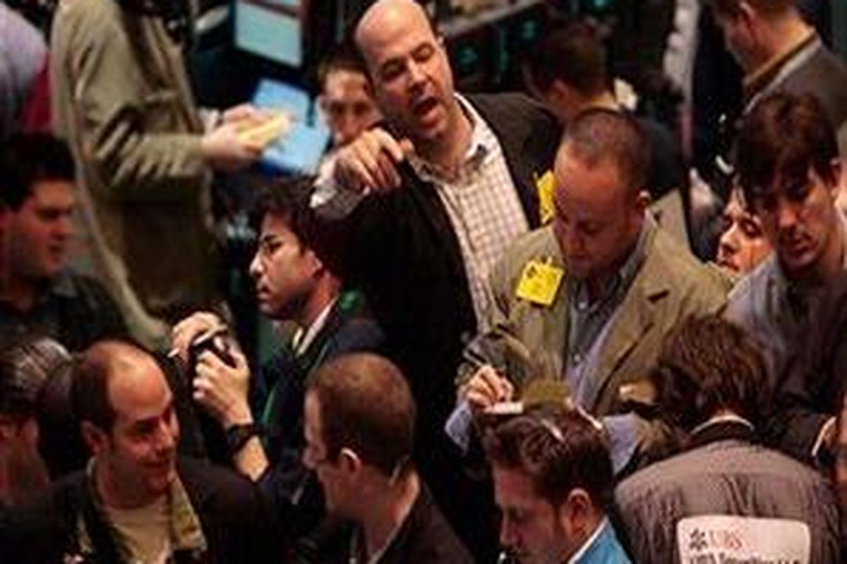 Para pialang terlibat kesibukan dalam transaksi di lantai bursa komoditi New York Mercantile Exchange, New York City, 6 Maret 2008, di saat harga minyak dunia mendekati 106 dolar AS per barrel. 
