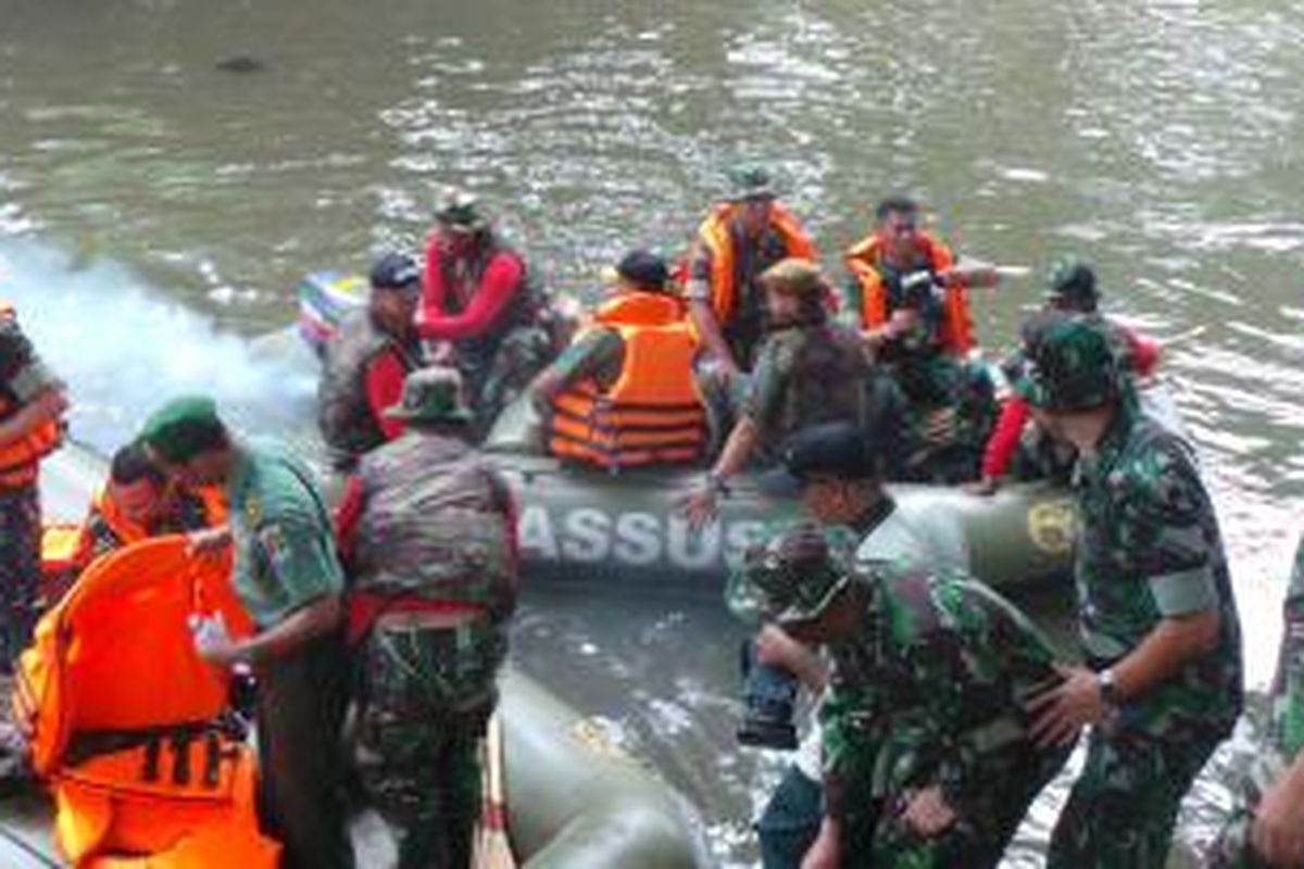Pangdam Jaya Mayjen Agus Sutomo meninjau pembersihan Sungai Ciliwung di Kelurahan Pangadegan, Pancoran, Jakarta Selatan. Selasa (9/12/2014).