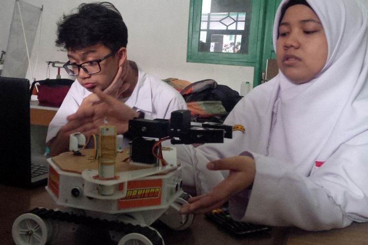 Siswa program Boarding School MAN 1 Surakarta ciptakan robot survivor pencari korban bencaba alam selamat di sekolah setempat, Rabu (7/11/2018).