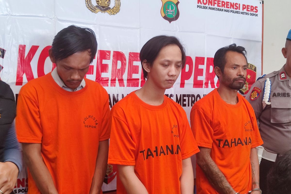 Polsek Pancoran Mas Depok meringkus tersangka pencurian sepeda motor inisial DR (sebelah kanan) yang sempat melarikan motor kenalannya, Senin (18/12/2023). 