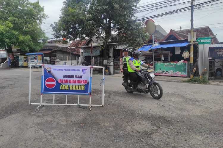 Banjir Demak Mulai Surut, Jalan Raya Purwodadi-Semarang Masih Ditutup