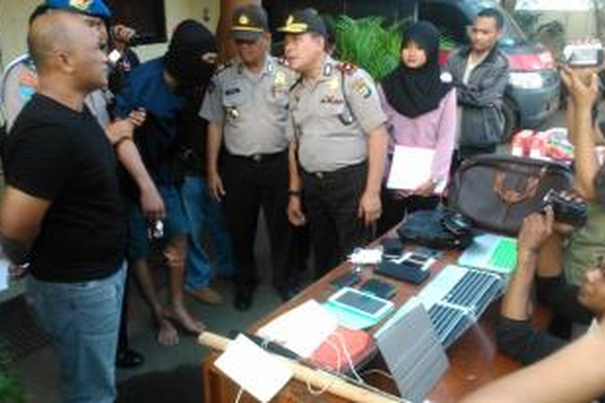 Kapolsek Tanjung Priok Komisaris TP Simangunsong saat memberikan keterangan pers tentang penangkapan pelaku pencurian dengan kekerasan di Mapolsek Tanjung Priok, Rabu (6/5/2015).