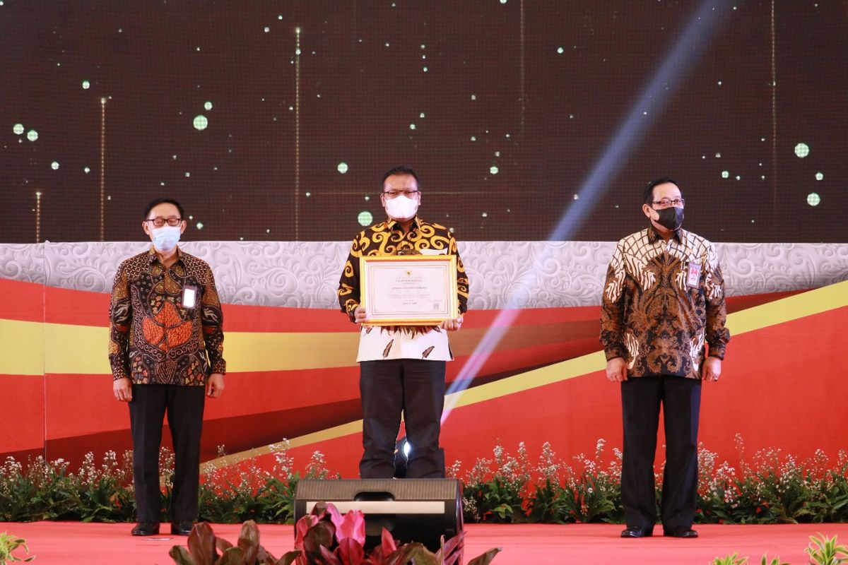 Kepala LAN Adi Suryanto saat menerima predikat sangat baik pada Anugerah Meritokrasi 2021 yang diselenggarakan oleh Komisi Aparatur Negara (KASN) di Hotel Westin, Surabaya, Selasa (7/11/2021).