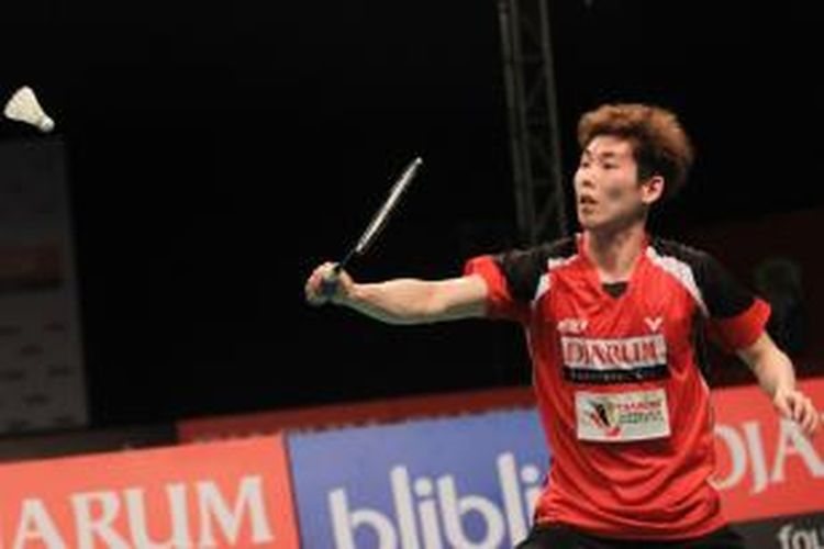 Pemain Djarum Kudus, Son Wan-ho, mengembalikan kok dari pemain Jaya Raya Jakarta, Tommy Sugiarto, pada laga semifinal Djarum Superliga Badminton 2015 di GOR Lila Bhuana Denpasar, Bali, Jumat (30/1/2015). Son menang 15-21, 21-12, 21-13.