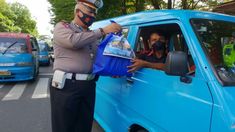 Gelar Operasi Zebra, Polisi di Manado Bagi-bagi Masker dan Sembako