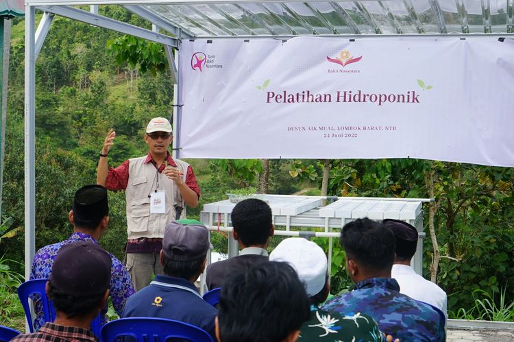 Pelatihan hidroponik yang diberikan relawan dari Yayasan Tunas Bakti Nusantara di Dusun Aik Mual, Desa Sekotong Timur, Kecamatan Lembar, Kabupaten Lombok Barat, Nusa Tenggara Barat (NTB), Jumat (24/6/2022).