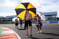 Berita Foto: Cuaca Mandalika Panas Terik, Track Walk Dilakukan Berpayung dan Telanjang Dada