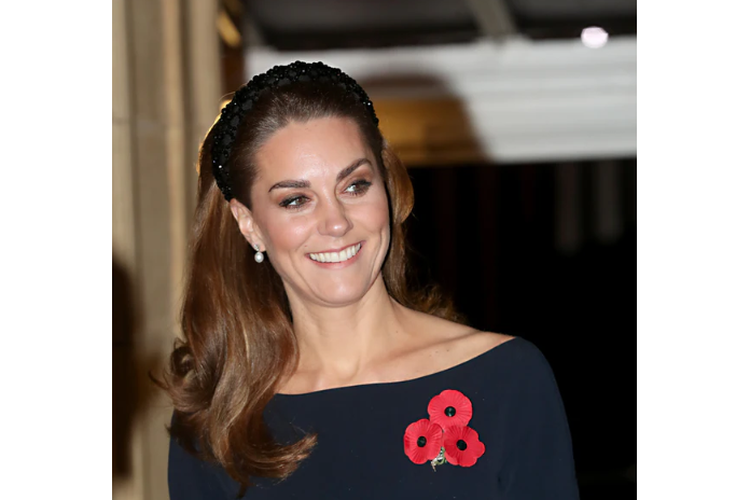 Kate Middleton menggunakan bandana keluaran Zara yang harganya cuma 30 dollar AS atau kira-kira Rp 425 ribu. 