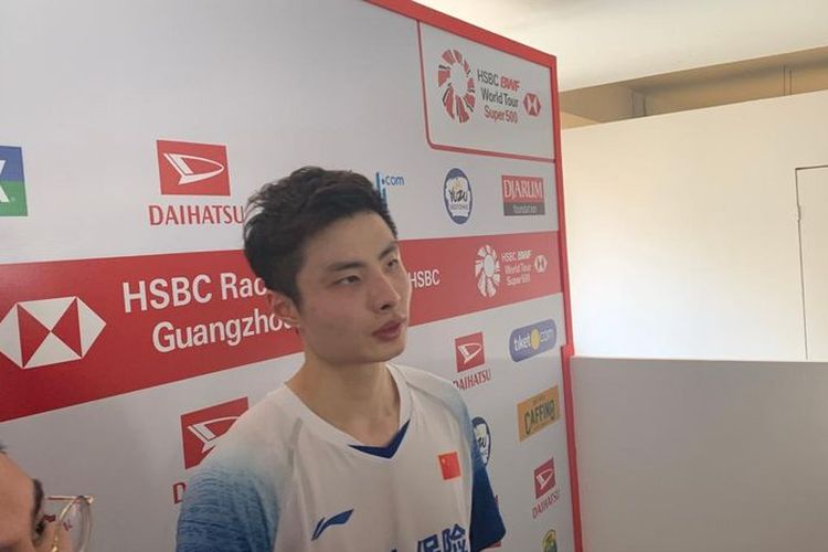 Pebulu tangkis tunggal putra China, Shi Yu Qi, berbicara di mixed zone seusai bertanding pada babak pertama Indonesia Masters 2020 di Istora Senayan, Jakarta, Rabu (15/1/2020). Nama Shi Yu Qi terdaftar dalam ajang Kejuaraan Dunia 2002 yang digelar di Tokyo, Jepang, 22-28 Agustus.