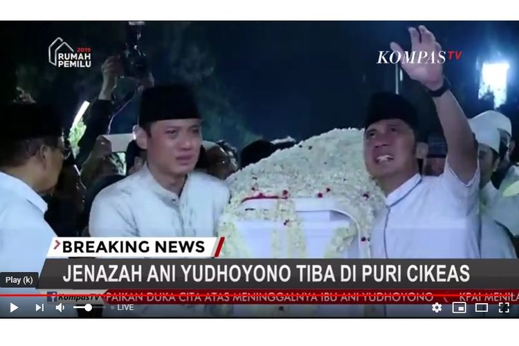 Peti jenazah Ani Yudhoyono saat dibawa masuk ke rumah duka di Puri Cikeas, Bogor, Sabtu (1/6/2019) malam.