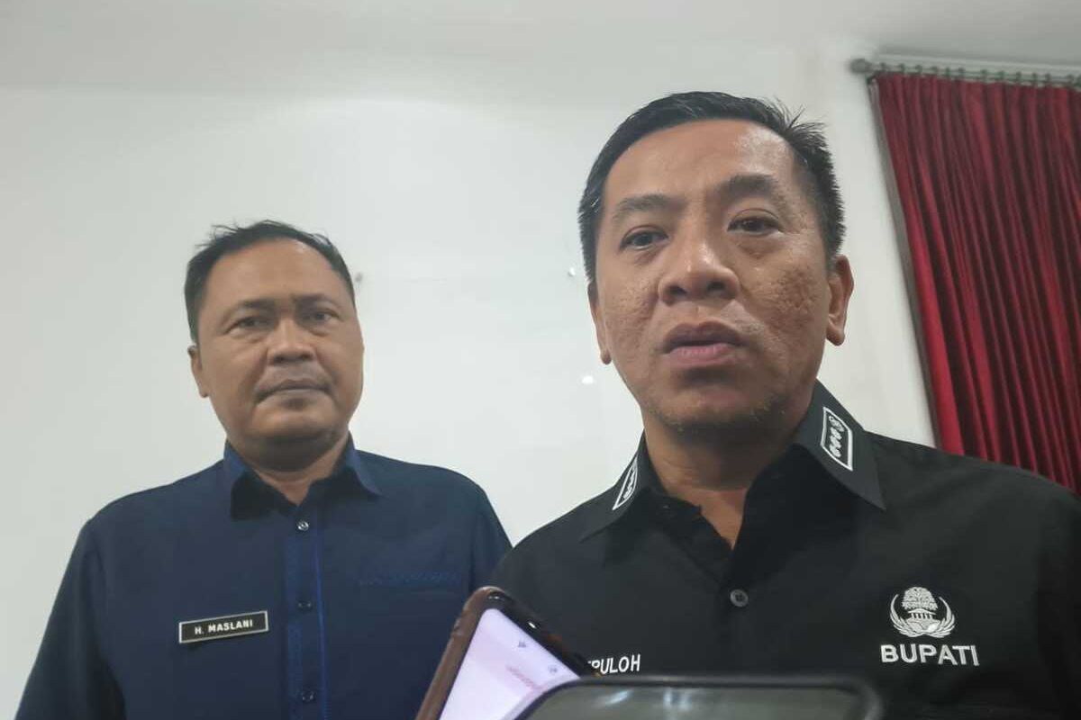 Bupati Karawang Aep Syaepuloh (kemeja hitam) dan Wakil Bupati Karawang Maslani.