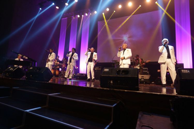 Band Chaseiro menggelar konser Dunia di Batas Senja di Nusa Indah Theatre, Balai Kartini, Jakarta, Minggu (28/10/2018). Konser ini untuk memperingati Hari Sumpah Pemuda sekaligus merayakan 40 tahun band Chaseiro berkarya.