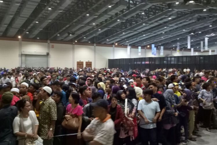 Ratusan pengunjung ditempatkan sementara ke sisi ruang Hall B yang terbagi dua. Hal itu untuk menghindari kepadatan pengunjung di area utama pameran KAI Travel Fair.