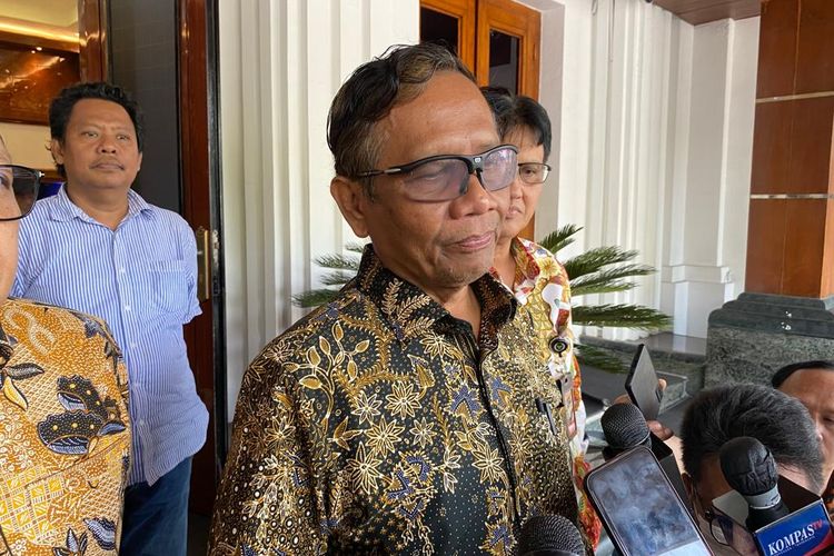 Menteri Koordinator Bidang Politik, Hukum, dan Keamanan (Menko Polhukam) Mahfud MD saat ditemui di Kantor Kemenko Polhukam, Jakarta, pada Jumat (5/5/2023).