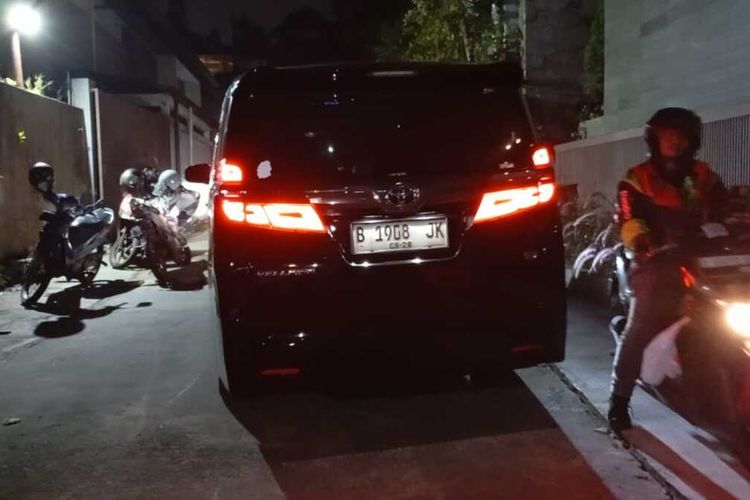 Sebuah mobil hitam Toyota Alphard berplat B 1908 JK keluar dari rumah Ridwan Kamil di Jalan Gunung Kencana, RT06/RW06, Kelurahan Ciumbuleuit, Kecamatan Cidadap, Kota Bandung, Jawa Barat, Sekitar pukul 20.12 WIB, Senin (10/3/2025).