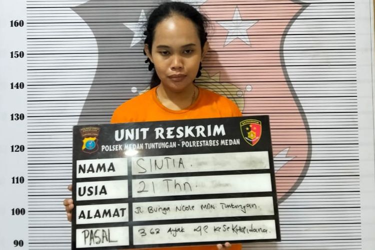 Sintia (21), mahasiswi asal Kota Medan yang terlibat dalam komplotan pencurian sepeda motor ditahan di Polsek Tuntungan pada Jumat (10/1/2025). 