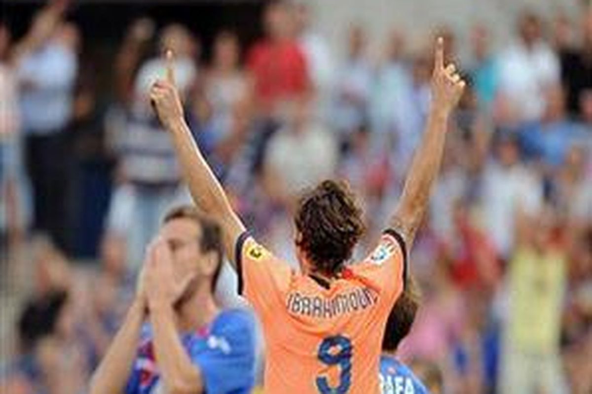 Penyerang Barcelona, Zlatan Ibrahimovic, usai mencetak gol ke gawang Getafe dalam lanjutan Divisi Primera, Sabtu (12/9). Barcelona menutup laga itu dengan kemenangan 2-0.