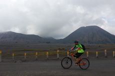 Begini Serunya Bersepeda Mengelilingi Gunung Bromo