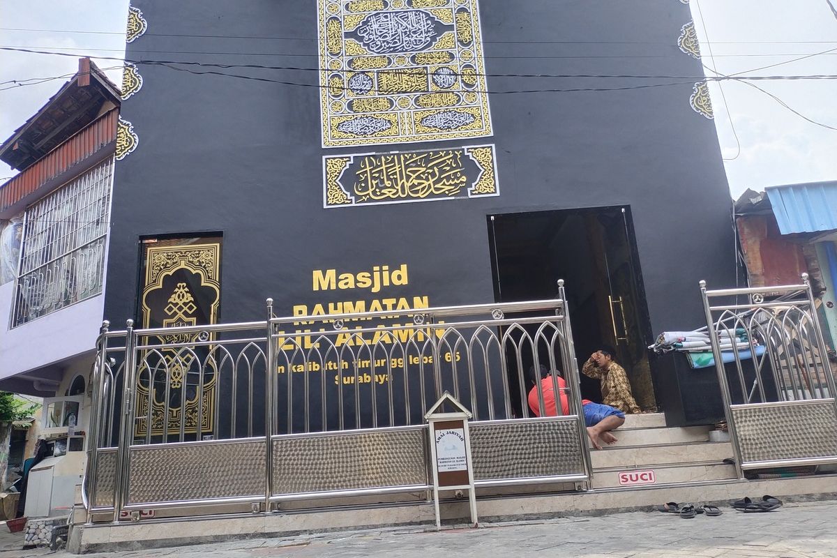 Bentuk bangunan Masjid Rahmatal Lil' Alamin dari depan